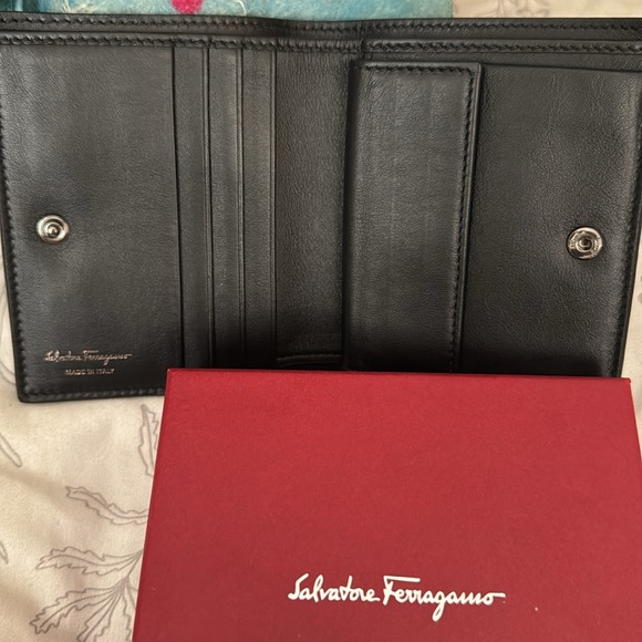 🌺New Addition ❤️‍🔥Ferragamo Like New Wallet w Box❤️‍🔥 - Picture 5 of 7